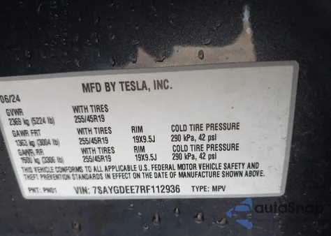 2024 Tesla Model Y Long Range Dual Motor All-Wheel Drive z USA, uszkodzony, nr VIN 7SAYGDEE7RF112936